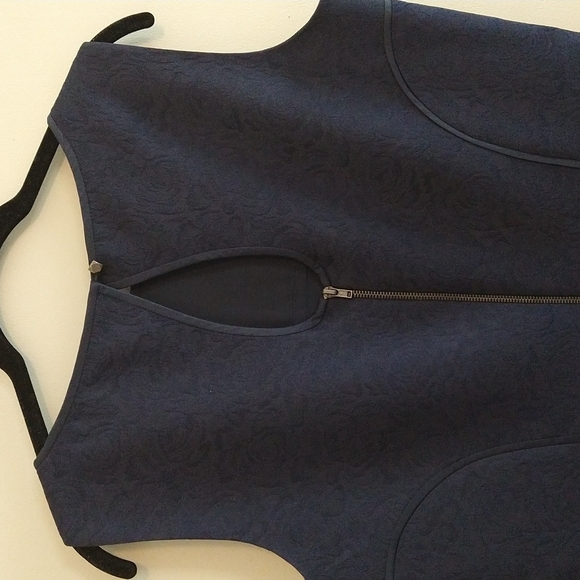 Stunning Navy Tahari Sleeveless Fitted Dress - Picture 5 of 9